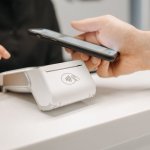 Magia jednego zbliżenia: Co naprawdę dzieje się w NFC, gdy płacisz telefonem lub kartą