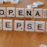 Tajemnice dużych modeli językowych: jak uczą się mówić i skąd biorą odpowiedzi