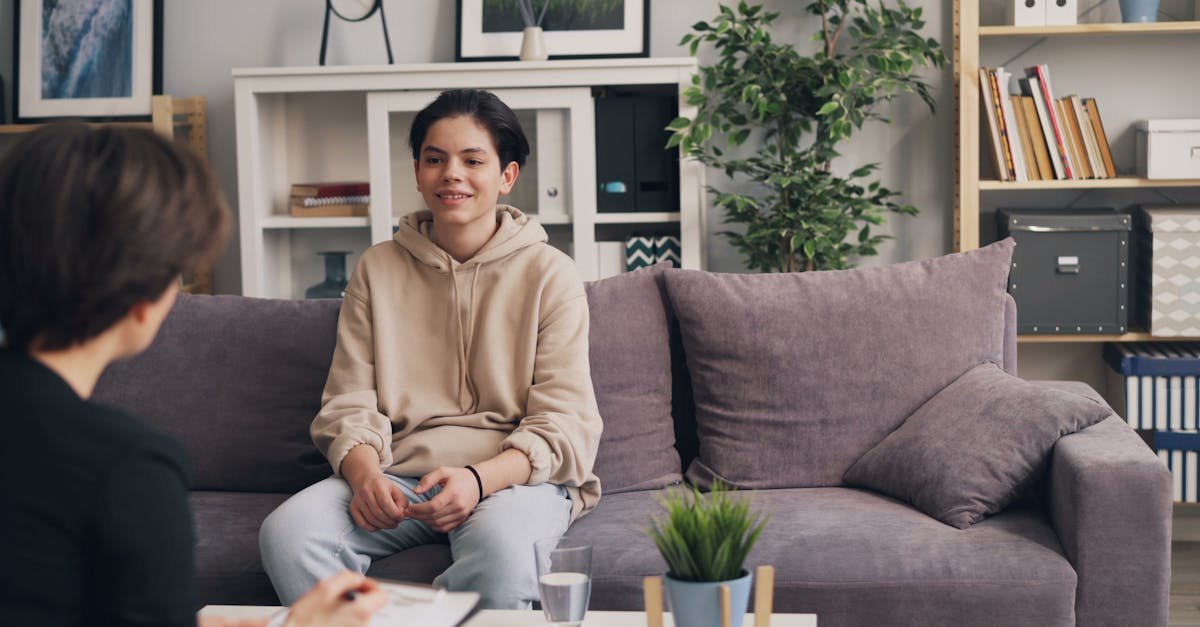 Głos rodzica w gąszczu presji rówieśniczej: jak rozmawiać, by nastolatek chciał słuchać