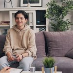 Głos rodzica w gąszczu presji rówieśniczej: jak rozmawiać, by nastolatek chciał słuchać