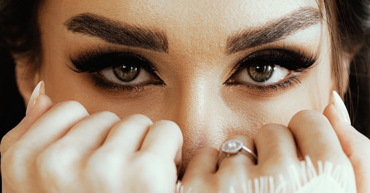 Brwi jak z salonu bez wychodzenia z domu: prosty przewodnik po pielęgnacji i kształtowaniu