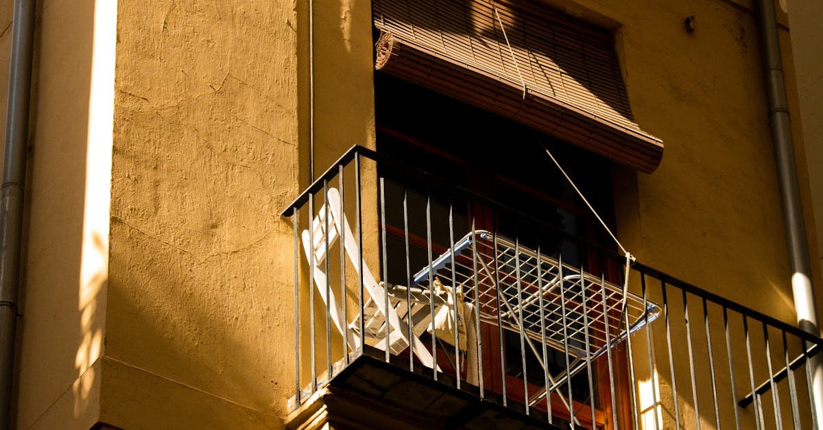 Mikrobalkon, wielkie możliwości: sprytne triki na przytulną oazę w bloku