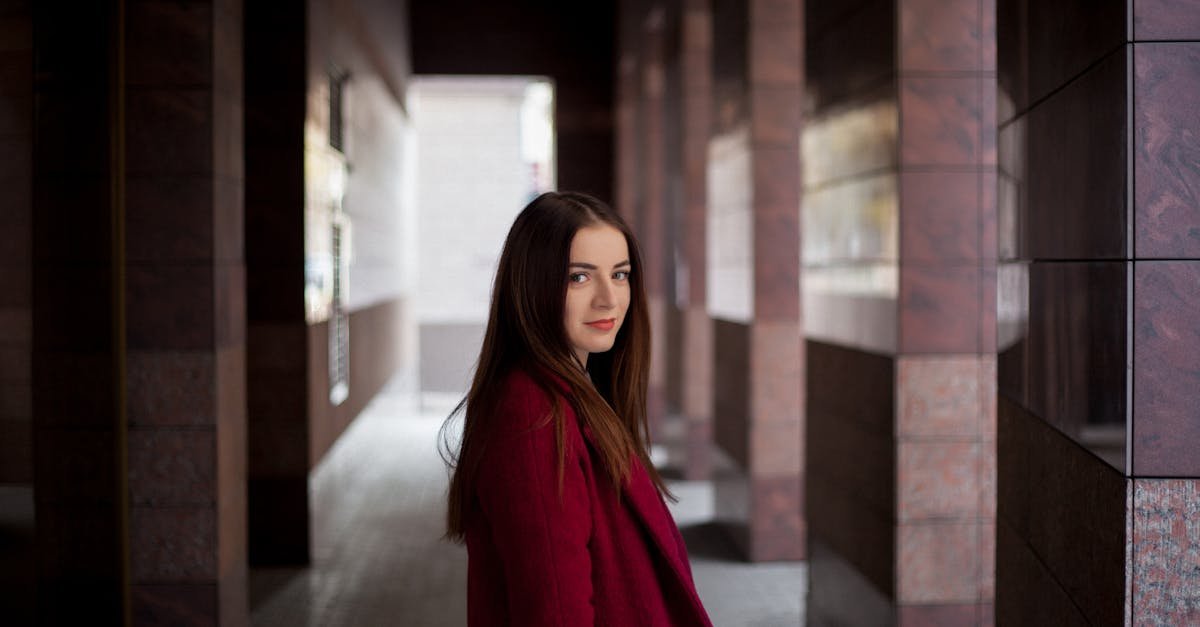 Oversize płaszcz w kobiecym wydaniu: 7 trików, by wyglądać stylowo i lekko