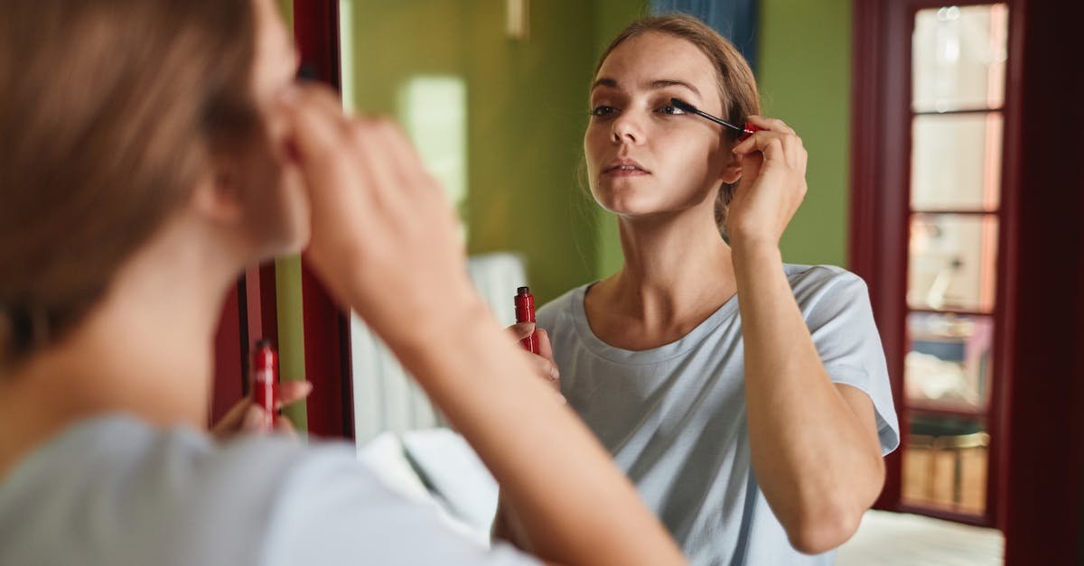 Subtelny glow na co dzień: makijaż, który zrobisz w 10 minut – krok po kroku