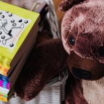 Od pierwszych obrazków po nastoletnie fascynacje: przewodnik po książkach, które rosną razem z Twoim dzieckiem