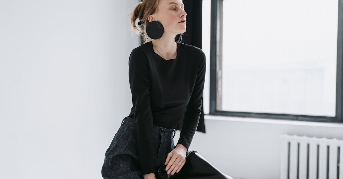 Czerń od stóp do głów, zero nudy: 10 sposobów na styl total black z charakterem